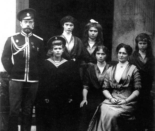 Sfinții Țari Mucenici Romanov: Nicolae și Alexandra și fiii lor Olga, Tatiana, Maria, Anastasia și Alexei