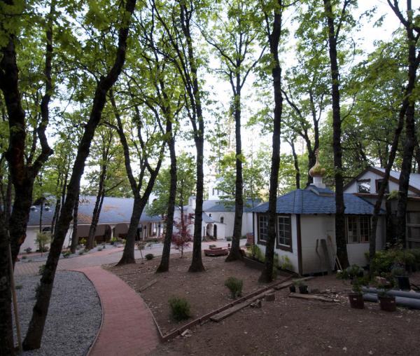 (Foto) Acasă la Părintele Serafim Rose – Mănăstirea „Sfântul Gherman” de la Platina