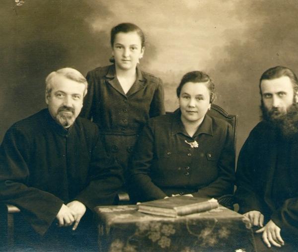 Părintele Arsenie Boca împreună cu familia Stăniloae