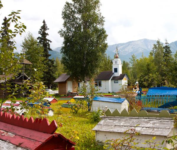 Culoare, linişte şi pace - Cimitirul vesel din Eklutna, Alaska