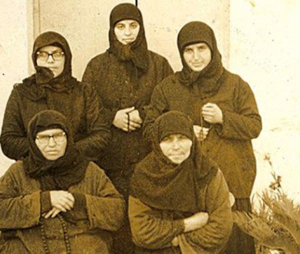 Gherondisa Anastasia împreună cu ucenicele