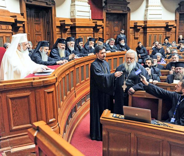 Părintele Arhimandrit Victorin Oanele vorbind la Palatul Patriarhiei