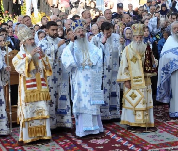 Părintele Victorin Oanele alături de IPS Tefoan, IPS Teodosie și IPS Pimen