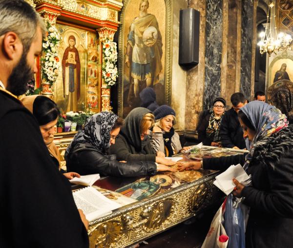 Scoaterea spre închinare a moaștelor Sfintei Cuvioase Parascheva - galerie FOTO