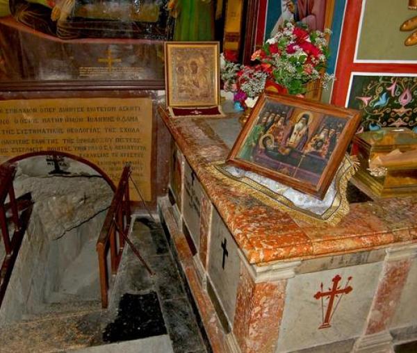 Cenotaful și intrarea în peștera Sfântului Cuvios Ioan Damaschin