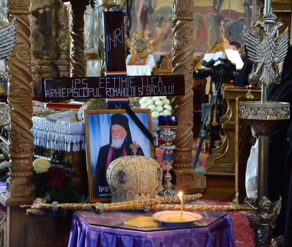 Înaltpreasfințitul Părinte „Eftimie cel Bun”, înmormântat în prezența a 10 ierarhi și a sute de preoți (GALERIE FOTO)