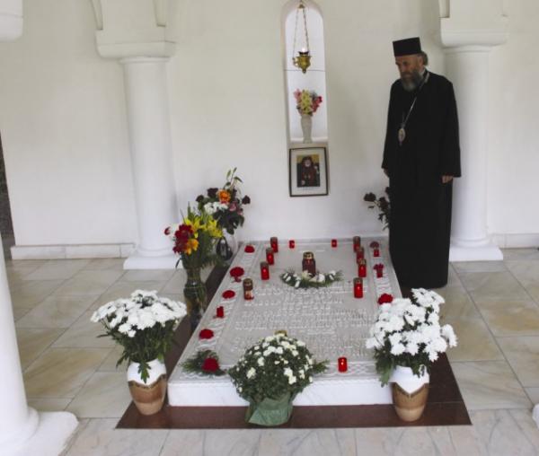 La mormântul Mitropolitului Antonie Plămădeală