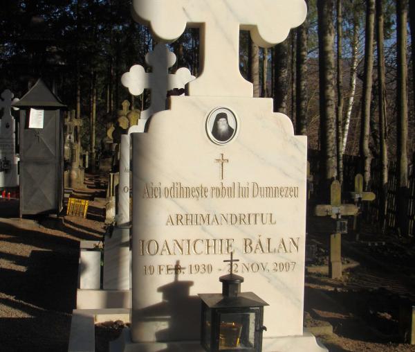 Mormântul Părintelui Ioanichie Bălan