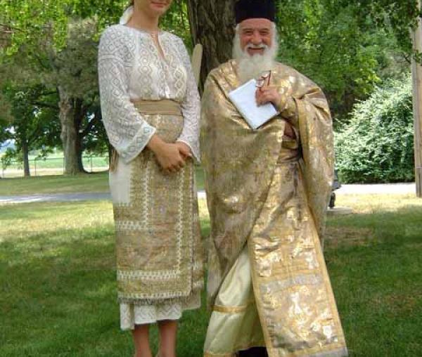 Părintele Gheorghe Calciu și o credincioasă, în SUA