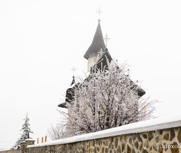 Mănăstirea Hadâmbu sub zăpadă - galerie foto