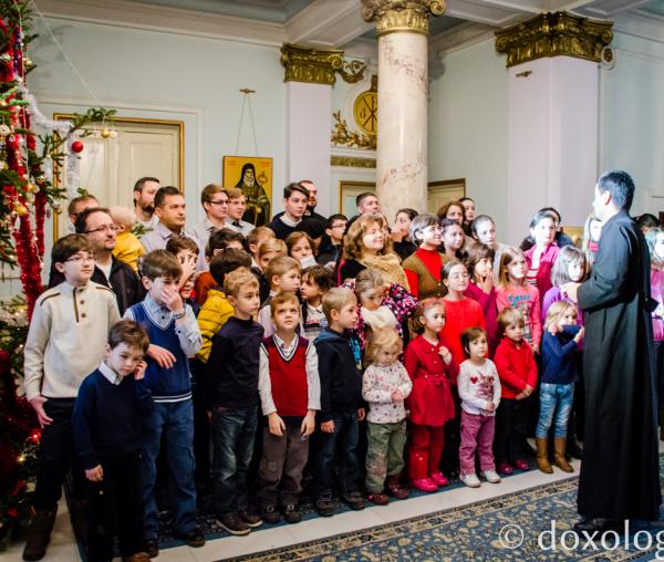 Colindători la Reședința Mitropolitană - Seniorii ASCOR Iași și copiii lor