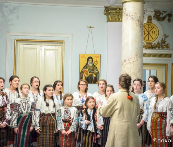 Colindători la Reședința Mitropolitană - Corul Angeli, parohia Sf. Haralambie, Tg. Neamț