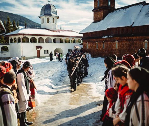 Colindători la mănăstirea Oașa - galerie FOTO