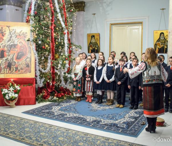 Colindători la Reședința Mitropolitană - Școala „Alexandrul cel Bun” din Iași, clasa a IV-a