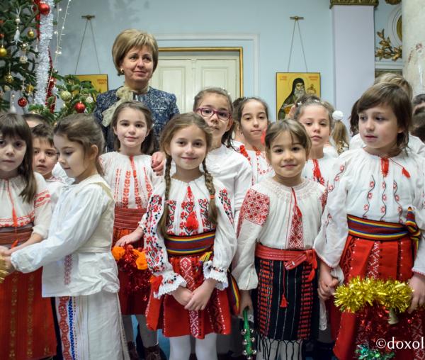 Colindători la Reședința Mitropolitană - Școala „D.D. Pătrașcanu” din Tomești, județul Iași, clasa pregătitoare și clasa I