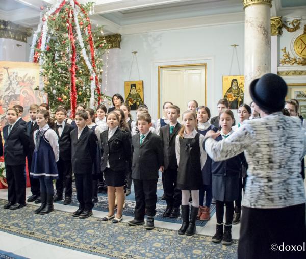 Colindători la Reședința Mitropolitană - Școala „George Călinescu” din Iași, clasa a IV-a A