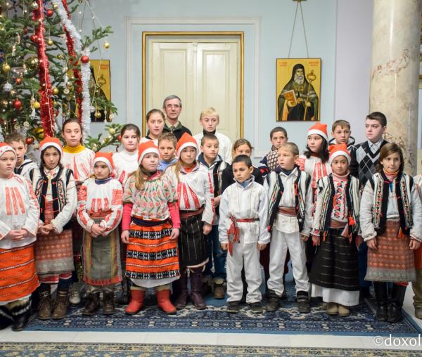 Colindători la Reședința Mitropolitană - Școala Rădeni, județul Iași