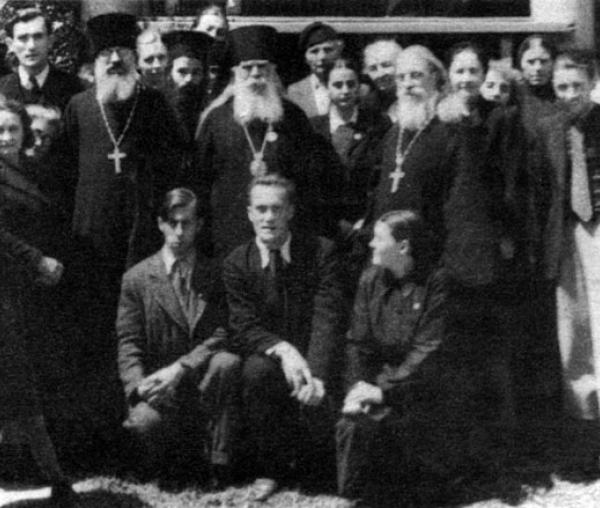 Sfântul Ierarh Serafim Sobolev, împreună cu fiii săi duhovniceşti