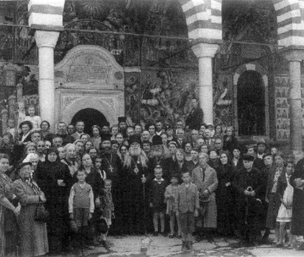 Sfântul Ierarh Serafim Sobolev, împreună cu turma sa duhovnicească, la Mănăstirea Rila din Bulgaria (septembrie 1937)