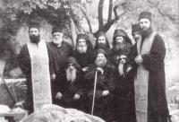 Gheron Iosif Isihastul alături de ucenicii săi