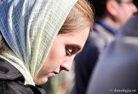 femeie cu capul acoperit