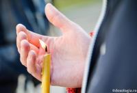 lumânare aprinsă în mână