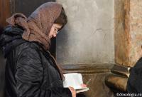 femeie citind rugăciuni