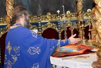 preot în fața sfintei mese