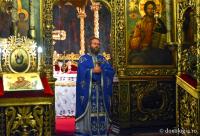 preot în fața Sfintelor Uși