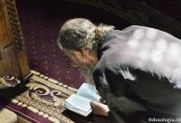 călugăr citind rugăciuni