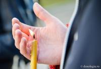 lumânare aprinsă în mână