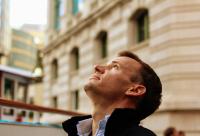 bărbat privind în sus