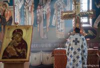 preot în fața sfintei mese