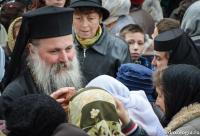 preot călugăr binecuvântând credincioșii