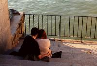 tineri îmbrățișați