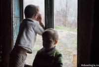 copil privind pe fereastră