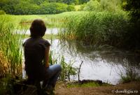 tânără pe marginea lacului