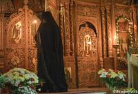 preot în fața Sfintelor Uși