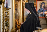 preot călugăr în fața Sfintelor Uși