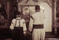 miri în fața icoanei Maicii Domnului