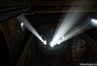 raze de lumină în biserică