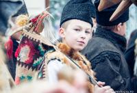 tânăr în costum popular