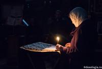 lumânare aprinsă în mână