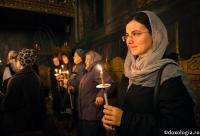 femeie cu lumânare aprinsă în mână