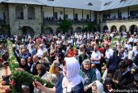 credincioși participând la slujbă