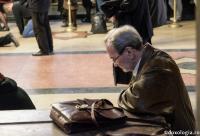 bărbat în genunchi în Catedrala Mitropolitană din Iași