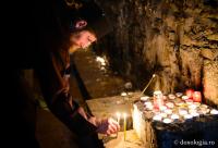 călugăr aprinzând o lumânare