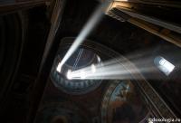 raze de lumină în biserică