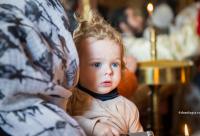 copil cu ochii albaștri