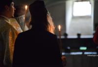 Protosinghelul Nicodim Măndiță avea darul de a chema oamenii la credință / Foto: Oana Nechifor călugăr cu lumânare aprinsă în mână